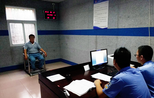 無(wú)證男人結伴女司機租車(chē)出游 遇臨檢沖卡撞傷輔警被拘留